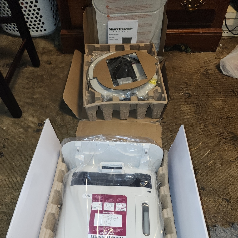 Shark ez robot self-empty rv913s brand new in box an ruku stick never been used